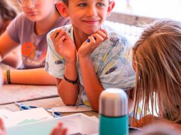 Camping Pas Cher vous présente avec son site Officiel campingpascher.fr, le Camping Village Tropical Sen-Yan classé 5 étoiles, situé sur la commune de Mezos dans le département Landes (Aquitaine) en France. Le camping Village Tropical Sen-Yan, vous présente un hébergement de type mobil-home pour 6 personnes. Le camping Village Tropical Sen-Yan vous propose du sam. 06 juin au sam. 13 juin 2026 pour 7 nuits à 229€. Cette location propose 9 dates différentes pour réserver votre séjour. Découvrez également les 17 autres gammes d'hébergements du camping. Les Avis clients pour le Camping Village Tropical Sen-Yan sont de 7 sur 10. Lagon, Parc aquatique, Piscine couverte, Piscine extérieure, Animations familiales, Club ados, Club enfants, Aire de jeux enfants, Canoë-kayak, Centre équestre, Cyclisme, Golf, Ping-pong, Plongée, Pétanque, Surf, Terrain de beach-volley, Terrain multisports, Bar, Dépôt de pain, Pizzeria, Plats à emporter, Restaurant, Snack/Bar, Épicerie,... En savoir plus : cliquez-ICI.