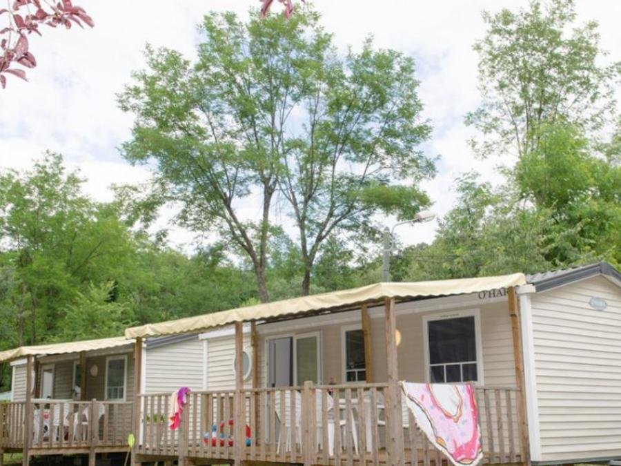 Camping Pas Cher vous présente avec son site Officiel campingpascher.fr, le Camping Les Plans classé 4 étoiles, situé sur la commune de Anduze dans le département Gard (Languedoc Roussillon) en France. Le camping Les Plans vous propose un hébergement de type mobil-home de 32 m² avec climatisation (télévision). L'établissement vous propose 12 autres types d'hébergements. Découvrez tous nos séjours à petits prix dans la commune et aux alentours de Anduze du département : Gard (Languedoc Roussillon). Les Avis clients pour le Camping Les Plans sont excellents avec une note moyenne de 8 sur 10. Rivière, Parc aquatique, Piscine extérieure, Animation ados, Animations familiales, Club enfants, Aire de jeux enfants, Canyoning, Court de tennis, Parcours sportif, Ping-pong, Pétanque, Randonnée, Structure gonflable enfants, Terrain multisports, Bar, Dépôt de pain, Pizzeria, Restaurant, Snack/Bar, Épicerie,... En savoir plus : cliquez-ICI.