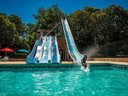 Camping Pas Cher vous présente avec son site Officiel campingpascher.fr, le Camping Les Plans classé 4 étoiles, situé sur la commune de Anduze dans le département Gard (Languedoc Roussillon) en France. Le camping Les Plans vous propose un hébergement de type mobil-home de 38 m² pour 6 personnes avec climatisation (télévision). L'établissement vous propose 12 autres types d'hébergements. Découvrez tous nos séjours à petits prix dans la commune et aux alentours de Anduze du département : Gard (Languedoc Roussillon). Les Avis clients pour le Camping Les Plans sont excellents avec une note moyenne de 8 sur 10. Rivière, Parc aquatique, Piscine extérieure, Animation ados, Animations familiales, Club enfants, Aire de jeux enfants, Canyoning, Court de tennis, Parcours sportif, Ping-pong, Pétanque, Randonnée, Structure gonflable enfants, Terrain multisports, Bar, Dépôt de pain, Pizzeria, Restaurant, Snack/Bar, Épicerie,... En savoir plus : cliquez-ICI.