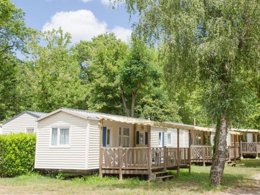 Camping Pas Cher vous présente avec son site Officiel campingpascher.fr, le Camping Les Plans classé 4 étoiles, situé sur la commune de Anduze dans le département Gard (Languedoc Roussillon) en France. Le camping Les Plans, vous présente un hébergement de type mobil-home de 24 m². Le camping Les Plans vous propose du lundi 25 mai au lundi 01 juin 2026 pour 7 nuits à 287€. Cette location propose 52 dates différentes pour réserver votre séjour. Découvrez également les 12 autres gammes d'hébergements du camping. Les Avis clients pour le Camping Les Plans sont excellents avec une note moyenne de 8 sur 10. Rivière, Parc aquatique, Piscine extérieure, Animation ados, Animations familiales, Club enfants, Aire de jeux enfants, Canyoning, Court de tennis, Parcours sportif, Ping-pong, Pétanque, Randonnée, Structure gonflable enfants, Terrain multisports, Bar, Dépôt de pain, Pizzeria, Restaurant, Snack/Bar, Épicerie,... En savoir plus : cliquez-ICI.