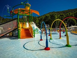 Camping Pas Cher vous présente avec son site Officiel campingpascher.fr, le Camping Les Plans classé 4 étoiles, situé sur la commune de Anduze dans le département Gard (Languedoc Roussillon) en France. Le camping Les Plans, vous présente un hébergement de type mobil-home de 24 m². Le camping Les Plans vous propose du lundi 25 mai au lundi 01 juin 2026 pour 7 nuits à 287€. Cette location propose 52 dates différentes pour réserver votre séjour. Découvrez également les 12 autres gammes d'hébergements du camping. Les Avis clients pour le Camping Les Plans sont excellents avec une note moyenne de 8 sur 10. Rivière, Parc aquatique, Piscine extérieure, Animation ados, Animations familiales, Club enfants, Aire de jeux enfants, Canyoning, Court de tennis, Parcours sportif, Ping-pong, Pétanque, Randonnée, Structure gonflable enfants, Terrain multisports, Bar, Dépôt de pain, Pizzeria, Restaurant, Snack/Bar, Épicerie,... En savoir plus : cliquez-ICI.