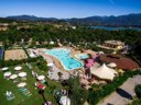 Camping Pas Cher vous présente avec son site Officiel campingpascher.fr, le Camping Baia Verde classé 4 étoiles, situé sur la commune de Manerba Del Garda dans le département Brescia (Lombardie) en Italie. Le camping Baia Verde, vous présente un hébergement de type mobil-home de 32 m² avec climatisation. Le camping Baia Verde vous propose du sam. 19 septembre au sam. 26 septembre 2026, en promotion à -5% pour 7 nuits à 425 € au lieu de 448,0 € soit une Économie de 23 €. Cette location propose 70 dates différentes pour réserver votre séjour. Découvrez également les 2 autres gammes d'hébergements du camping. Les Avis clients pour le Camping Baia Verde sont excellents avec une note moyenne de 8 sur 10. Piscine extérieure, Aire de jeux enfants, Baby-foot, Cyclisme, Golf, Ping-pong, Terrain multisports, Bar, Pizzeria, Épicerie,... En savoir plus : cliquez-ICI.