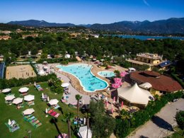 Camping Pas Cher vous présente avec son site Officiel campingpascher.fr, le Camping Baia Verde classé 4 étoiles, situé sur la commune de Manerba Del Garda dans le département Brescia (Lombardie) en Italie. Le camping Baia Verde, vous présente un hébergement de type mobil-home de 32 m² avec climatisation. Le camping Baia Verde vous propose du sam. 19 septembre au sam. 26 septembre 2026, en promotion à -5% pour 7 nuits à 425 € au lieu de 448,0 € soit une Économie de 23 €. Cette location propose 70 dates différentes pour réserver votre séjour. Découvrez également les 2 autres gammes d'hébergements du camping. Les Avis clients pour le Camping Baia Verde sont excellents avec une note moyenne de 8 sur 10. Piscine extérieure, Aire de jeux enfants, Baby-foot, Cyclisme, Golf, Ping-pong, Terrain multisports, Bar, Pizzeria, Épicerie,... En savoir plus : cliquez-ICI.