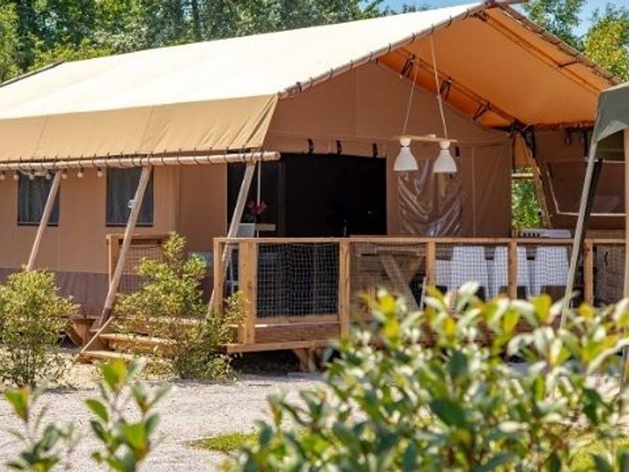 Camping Pas Cher vous présente avec son site Officiel campingpascher.fr, le Camping Le Val De Cesse classé 4 étoiles, situé sur la commune de Mirepeisset dans le département Aude (Languedoc Roussillon) en France. Le camping Le Val De Cesse, vous présente un hébergement de type lodge pour 1 personne avec climatisation et télévision. Le camping Le Val De Cesse vous propose du sam. 29 août au sam. 05 septembre 2026 pour 7 nuits à 477.4€. Cette location propose 75 dates différentes pour réserver votre séjour. Découvrez également les 10 autres gammes d'hébergements du camping. Les Avis clients pour le Camping Le Val De Cesse sont excellents avec une note moyenne de 8 sur 10. MerRivière, Piscine chauffée, Piscine extérieure, Animation ados, Animation enfants, Club enfants, Aire de jeux enfants, Canoë-kayak, Centre équestre, Court de tennis, Ping-pong, Plongée, Pédalo, Pétanque, Randonnée, Salle de jeux vidéo, Terrain de basketball, Terrain multisports, Bar, Bureau de tabac, Dépôt de pain, Restaurant, Snack/Bar, Station-service, Supermarché, Épicerie,... En savoir plus : cliquez-ICI.