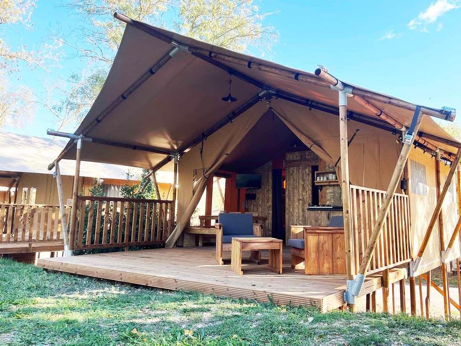 Camping Pas Cher vous présente avec son site Officiel campingpascher.fr, le Camping Le Val De Cesse classé 4 étoiles, situé sur la commune de Mirepeisset dans le département Aude (Languedoc Roussillon) en France. Le camping Le Val De Cesse, vous présente un hébergement de type tente en toile et bois de 27 m² pour 4 personnes avec climatisation et télévision. Le camping Le Val De Cesse vous propose du vendredi 05 juin au vendredi 12 juin 2026 avec un DÉPART DEMAIN pour 7 nuits à 438.9€. Cette location propose 68 dates différentes pour réserver votre séjour. Découvrez également les 10 autres gammes d'hébergements du camping. Les Avis clients pour le Camping Le Val De Cesse sont excellents avec une note moyenne de 8 sur 10. MerRivière, Piscine chauffée, Piscine extérieure, Animation ados, Animation enfants, Club enfants, Aire de jeux enfants, Canoë-kayak, Centre équestre, Court de tennis, Ping-pong, Plongée, Pédalo, Pétanque, Randonnée, Salle de jeux vidéo, Terrain de basketball, Terrain multisports, Bar, Bureau de tabac, Dépôt de pain, Restaurant, Snack/Bar, Station-service, Supermarché, Épicerie,... En savoir plus : cliquez-ICI.