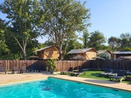 Camping Pas Cher vous présente avec son site Officiel campingpascher.fr, le Camping Le Val De Cesse classé 4 étoiles, situé sur la commune de Mirepeisset dans le département Aude (Languedoc Roussillon) en France. Le camping Le Val De Cesse, vous présente un hébergement de type lodge pour 1 personne avec climatisation et télévision. Le camping Le Val De Cesse vous propose du sam. 29 août au sam. 05 septembre 2026 pour 7 nuits à 477.4€. Cette location propose 75 dates différentes pour réserver votre séjour. Découvrez également les 10 autres gammes d'hébergements du camping. Les Avis clients pour le Camping Le Val De Cesse sont excellents avec une note moyenne de 8 sur 10. MerRivière, Piscine chauffée, Piscine extérieure, Animation ados, Animation enfants, Club enfants, Aire de jeux enfants, Canoë-kayak, Centre équestre, Court de tennis, Ping-pong, Plongée, Pédalo, Pétanque, Randonnée, Salle de jeux vidéo, Terrain de basketball, Terrain multisports, Bar, Bureau de tabac, Dépôt de pain, Restaurant, Snack/Bar, Station-service, Supermarché, Épicerie,... En savoir plus : cliquez-ICI.