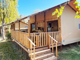 Camping Pas Cher vous présente avec son site Officiel campingpascher.fr, le Camping Le Val De Cesse classé 4 étoiles, situé sur la commune de Mirepeisset dans le département Aude (Languedoc Roussillon) en France. Le camping Le Val De Cesse, vous présente un hébergement de type tente en toile et bois de 34 m² avec climatisation et télévision. Le camping Le Val De Cesse vous propose du mardi 30 juin au mardi 07 juillet 2026, en promotion à -10% pour 7 nuits à 437,40 € au lieu de 486,0 € soit une Économie de 48,60 €. Cette location propose 198 dates différentes pour réserver votre séjour. Découvrez également les 9 autres gammes d'hébergements du camping. Les Avis clients pour le Camping Le Val De Cesse sont excellents avec une note moyenne de 8 sur 10. MerRivière, Piscine chauffée, Piscine extérieure, Animation ados, Animation enfants, Club enfants, Aire de jeux enfants, Canoë-kayak, Centre équestre, Court de tennis, Ping-pong, Plongée, Pédalo, Pétanque, Randonnée, Salle de jeux vidéo, Terrain de basketball, Terrain multisports, Bar, Bureau de tabac, Dépôt de pain, Restaurant, Snack/Bar, Station-service, Supermarché, Épicerie,... En savoir plus : cliquez-ICI.