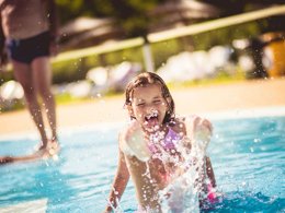 Camping Pas Cher vous présente avec son site Officiel campingpascher.fr, le Camping Le Val De Cesse classé 4 étoiles, situé sur la commune de Mirepeisset dans le département Aude (Languedoc Roussillon) en France. Le camping Le Val De Cesse, vous présente un hébergement de type mobil-home de 20 m² pour 4 personnes avec climatisation. Le camping Le Val De Cesse vous propose du dimanche 28 juin au dimanche 05 juillet 2026, en promotion à -10% pour 7 nuits à 315,90 € au lieu de 351,0 € soit une Économie de 35,10 €. Cette location propose 188 dates différentes pour réserver votre séjour. Découvrez également les 9 autres gammes d'hébergements du camping. Les Avis clients pour le Camping Le Val De Cesse sont excellents avec une note moyenne de 8 sur 10. MerRivière, Piscine chauffée, Piscine extérieure, Animation ados, Animation enfants, Club enfants, Aire de jeux enfants, Canoë-kayak, Centre équestre, Court de tennis, Ping-pong, Plongée, Pédalo, Pétanque, Randonnée, Salle de jeux vidéo, Terrain de basketball, Terrain multisports, Bar, Bureau de tabac, Dépôt de pain, Restaurant, Snack/Bar, Station-service, Supermarché, Épicerie,... En savoir plus : cliquez-ICI.