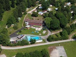 Camping Pas Cher vous présente avec son site Officiel campingpascher.fr, le Camping Le Balcon De Chartreuse classé 3 étoiles, situé sur la commune de Miribel Les Echelles dans le département Isère (Rhône Alpes) en France. Le camping Le Balcon De Chartreuse, vous présente un hébergement de type hébergement insolite de 17 m² pour 2 personnes. Le camping Le Balcon De Chartreuse vous propose du sam. 12 septembre au sam. 19 septembre 2026 pour 7 nuits à 411€. Cette location propose 90 dates différentes pour réserver votre séjour. Découvrez également les 12 autres gammes d'hébergements du camping. Les Avis clients pour le Camping Le Balcon De Chartreuse sont excellents avec une note moyenne de 8 sur 10. Piscine chauffée, Piscine extérieure, Animations familiales, Club ados, Club enfants, Aire de jeux enfants, Centre équestre, Cyclisme, Ping-pong, Pétanque, Randonnée, Terrain de volley-ball, Bar, Boulangerie, Supermarché, Épicerie,... En savoir plus : cliquez-ICI.