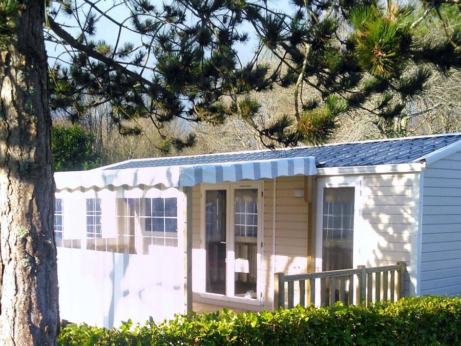 Camping Pas Cher vous présente avec son site Officiel campingpascher.fr, le Camping De La Grande Lande classé 3 étoiles, situé sur la commune de Moelan Sur Mer dans le département Finistère (Bretagne) en France. Le camping De La Grande Lande vous propose un hébergement de type mobil-home pour 4 personnes (télévision). L'établissement vous propose 11 autres types d'hébergements. Découvrez tous nos séjours à petits prix dans la commune et aux alentours de Moelan Sur Mer du département : Finistère (Bretagne). Les Avis clients pour le Camping De La Grande Lande sont de 7 sur 10. Piscine couverte, Piscine extérieure, Animation enfants, Animations familiales, Aire de jeux enfants, Baby-foot, Centre équestre, Court de tennis, Cyclisme, Plongée, Pétanque, Randonnée, Sports nautiques, Terrain de basketball, Terrain multisports, Trampoline, Bar, Boulangerie, Bureau de tabac, Dépôt de pain, Supermarché,... En savoir plus : cliquez-ICI.