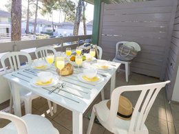 Camping Pas Cher vous présente avec son site Officiel campingpascher.fr, la Résidence Odalys Référence Bleu Océan classé 3 étoiles, située sur la commune de Moliets dans le département Landes (Aquitaine) en France. La résidence Odalys Référence Bleu Océan, vous présente un hébergement de type appartement de 47 m² pour 1 personne et télévision. La résidence Odalys Référence Bleu Océan vous propose du sam. 23 mai au sam. 30 mai 2026 pour 7 nuits à 499€. Cette location propose 16 dates différentes pour réserver votre séjour. Découvrez également les 5 autres gammes d'hébergements de la résidence. MerÉtang, Piscine extérieure, Aire de jeux enfants, Canoë-kayak, Centre équestre, Court de tennis, Golf, Piscine,... En savoir plus : cliquez-ICI.