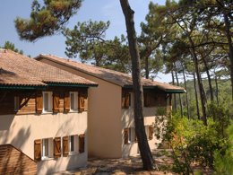 Camping Pas Cher vous présente avec son site Officiel campingpascher.fr, la Résidence Odalys Référence Bleu Océan classé 3 étoiles, située sur la commune de Moliets dans le département Landes (Aquitaine) en France. La résidence Odalys Référence Bleu Océan, vous présente un hébergement de type appartement de 54 m² et télévision. La résidence Odalys Référence Bleu Océan vous propose du sam. 16 mai au sam. 23 mai 2026 pour 7 nuits à 579€. Cette location propose 16 dates différentes pour réserver votre séjour. Découvrez également les 5 autres gammes d'hébergements de la résidence. MerÉtang, Piscine extérieure, Aire de jeux enfants, Canoë-kayak, Centre équestre, Court de tennis, Golf, Piscine,... En savoir plus : cliquez-ICI.