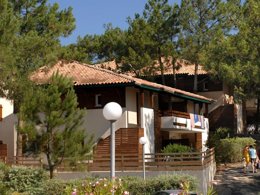 Camping Pas Cher vous présente avec son site Officiel campingpascher.fr, la Résidence Odalys Référence Bleu Océan classé 3 étoiles, située sur la commune de Moliets dans le département Landes (Aquitaine) en France. La résidence Odalys Référence Bleu Océan, vous présente un hébergement de type appartement de 60 m² et télévision. La résidence Odalys Référence Bleu Océan vous propose du sam. 16 mai au sam. 23 mai 2026 pour 7 nuits à 559€. Cette location propose 17 dates différentes pour réserver votre séjour. Découvrez également les 5 autres gammes d'hébergements de la résidence. MerÉtang, Piscine extérieure, Aire de jeux enfants, Canoë-kayak, Centre équestre, Court de tennis, Golf, Piscine,... En savoir plus : cliquez-ICI.