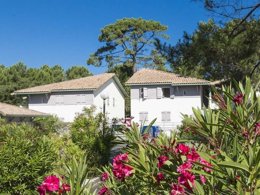 Camping Pas Cher vous présente avec son site Officiel campingpascher.fr, la Résidence Odalys Référence Bleu Océan classé 3 étoiles, située sur la commune de Moliets dans le département Landes (Aquitaine) en France. La résidence Odalys Référence Bleu Océan, vous présente un hébergement de type appartement de 54 m² et télévision. La résidence Odalys Référence Bleu Océan vous propose du sam. 19 septembre au sam. 26 septembre 2026 pour 7 nuits à 469€. Cette location propose 18 dates différentes pour réserver votre séjour. Découvrez également les 5 autres gammes d'hébergements de la résidence. MerÉtang, Piscine extérieure, Aire de jeux enfants, Canoë-kayak, Centre équestre, Court de tennis, Golf, Piscine,... En savoir plus : cliquez-ICI.