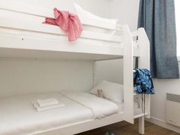 Camping Pas Cher vous présente avec son site Officiel campingpascher.fr, la Résidence Odalys Référence Bleu Océan classé 3 étoiles, située sur la commune de Moliets dans le département Landes (Aquitaine) en France. La résidence Odalys Référence Bleu Océan, vous présente un hébergement de type appartement de 54 m² et télévision. La résidence Odalys Référence Bleu Océan vous propose du sam. 16 mai au sam. 23 mai 2026 pour 7 nuits à 579€. Cette location propose 16 dates différentes pour réserver votre séjour. Découvrez également les 5 autres gammes d'hébergements de la résidence. MerÉtang, Piscine extérieure, Aire de jeux enfants, Canoë-kayak, Centre équestre, Court de tennis, Golf, Piscine,... En savoir plus : cliquez-ICI.