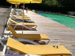 Camping Pas Cher vous présente avec son site Officiel campingpascher.fr, le Camping Le Saulou classé 3 étoiles, situé sur la commune de Monceaux Sur Dordogne dans le département Corrèze (Limousin) en France. Le camping Le Saulou vous propose un hébergement de type chalet de 33 m² pour 1 personne. L'établissement vous propose 6 autres types d'hébergements. Découvrez tous nos séjours à petits prix dans la commune et aux alentours de Monceaux Sur Dordogne du département : Corrèze (Limousin). Les Avis clients pour le Camping Le Saulou sont de 7 sur 10. Piscine extérieure, Animations familiales, Aire de jeux enfants, Canoë-kayak, Centre équestre, Cyclisme, Ping-pong, Pétanque, Randonnée, Terrain multisports, Bar, Dépôt de pain, Snack/Bar, Supermarché,... En savoir plus : cliquez-ICI.