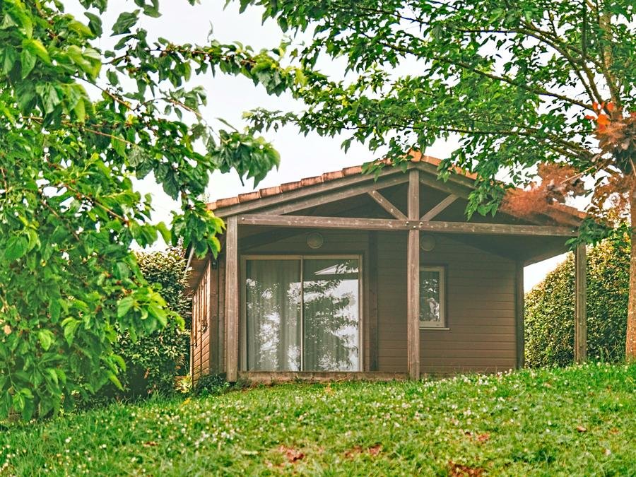 Camping Pas Cher vous présente avec son site Officiel campingpascher.fr, le Camping Les Hameaux Des Lacs classé 2 étoiles, situé sur la commune de Monclar De Quercy dans le département Tarn-et-garonne (Midi Pyrénées) en France. Le camping Les Hameaux Des Lacs, vous présente un hébergement de type chalet de 35 m² pour 2 personnes avec climatisation et télévision. Le camping Les Hameaux Des Lacs vous propose du sam. 31 octobre au sam. 07 novembre 2026 pour 7 nuits à 364€. Cette location propose 208 dates différentes pour réserver votre séjour. Découvrez également les 3 autres gammes d'hébergements du camping. Les Avis clients pour le Camping Les Hameaux Des Lacs sont excellents avec une note moyenne de 8 sur 10. Piscine couverte, Piscine extérieure, Animations familiales, Club enfants, Aire de jeux enfants, Baby-foot, Canoë-kayak, Centre équestre, Court de tennis, Golf, Ping-pong, Piscine, Pétanque, Randonnée, Salle de jeux vidéo, Terrain multisports, Pizzeria, Restaurant, Supermarché,... En savoir plus : cliquez-ICI.