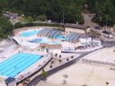 Camping Pas Cher vous présente avec son site Officiel campingpascher.fr, le Camping Les Hameaux Des Lacs classé 2 étoiles, situé sur la commune de Monclar De Quercy dans le département Tarn-et-garonne (Midi Pyrénées) en France. Le camping Les Hameaux Des Lacs, vous présente un hébergement de type chalet de 35 m² avec climatisation et télévision. Le camping Les Hameaux Des Lacs vous propose du sam. 31 octobre au sam. 07 novembre 2026 pour 7 nuits à 273€. Cette location propose 164 dates différentes pour réserver votre séjour. Découvrez également les 3 autres gammes d'hébergements du camping. Les Avis clients pour le Camping Les Hameaux Des Lacs sont excellents avec une note moyenne de 8 sur 10. Piscine couverte, Piscine extérieure, Animations familiales, Club enfants, Aire de jeux enfants, Baby-foot, Canoë-kayak, Centre équestre, Court de tennis, Golf, Ping-pong, Piscine, Pétanque, Randonnée, Salle de jeux vidéo, Terrain multisports, Pizzeria, Restaurant, Supermarché,... En savoir plus : cliquez-ICI.