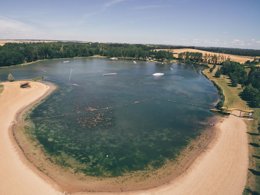 Camping Pas Cher vous présente avec son site Officiel campingpascher.fr, le Camping Moncontour Active Park classé 3 étoiles, situé sur la commune de Moncontour dans le département Vienne (Poitou Charentes) en France. Le camping Moncontour Active Park, vous présente un hébergement de type maison de 70 m² et télévision. Le camping Moncontour Active Park vous propose du sam. 12 septembre au sam. 19 septembre 2026 pour 7 nuits à 455€. Cette location propose 109 dates différentes pour réserver votre séjour. Découvrez également les 3 autres gammes d'hébergements du camping. Les Avis clients pour le Camping Moncontour Active Park sont excellents avec une note moyenne de 8 sur 10. Lac, Aire de jeux enfants, Canoë-kayak, Centre équestre, Court de tennis, Golf, Pétanque, Randonnée, Sports nautiques, Terrain de football, Bar, Restaurant,... En savoir plus : cliquez-ICI.
