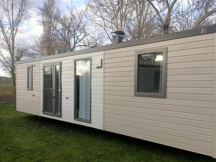Camping Pas Cher vous présente avec son site Officiel campingpascher.fr, le Camping Le Mouliat classé 3 étoiles, situé sur la commune de Moncrabeau dans le département Lot-et-garonne (Aquitaine) en France. Le camping Le Mouliat, vous présente un hébergement de type mobil-home de 33 m² pour 6 personnes. Le camping Le Mouliat vous propose du sam. 26 septembre au sam. 03 octobre 2026 pour 7 nuits à 649.5€. Cette location propose 79 dates différentes pour réserver votre séjour. Découvrez également les 6 autres gammes d'hébergements du camping. Les Avis clients pour le Camping Le Mouliat sont excellents avec une note moyenne de 9 sur 10. Rivière, Piscine extérieure, Animations familiales, Aire de jeux enfants, Baby-foot, Canoë-kayak, Court de tennis, Cyclisme, Ping-pong, Piscine, Pétanque, Randonnée, Terrain de football, Terrain de volley-ball, Trampoline, Bar, Dépôt de pain, Plats à emporter,... En savoir plus : cliquez-ICI.