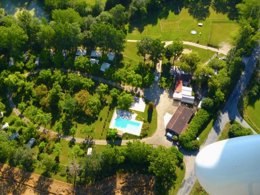 Camping Pas Cher vous présente avec son site Officiel campingpascher.fr, le Camping Le Mouliat classé 3 étoiles, situé sur la commune de Moncrabeau dans le département Lot-et-garonne (Aquitaine) en France. Le camping Le Mouliat, vous présente un hébergement de type mobil-home de 33 m² pour 6 personnes. Le camping Le Mouliat vous propose du sam. 26 septembre au sam. 03 octobre 2026 pour 7 nuits à 649.5€. Cette location propose 79 dates différentes pour réserver votre séjour. Découvrez également les 6 autres gammes d'hébergements du camping. Les Avis clients pour le Camping Le Mouliat sont excellents avec une note moyenne de 9 sur 10. Rivière, Piscine extérieure, Animations familiales, Aire de jeux enfants, Baby-foot, Canoë-kayak, Court de tennis, Cyclisme, Ping-pong, Piscine, Pétanque, Randonnée, Terrain de football, Terrain de volley-ball, Trampoline, Bar, Dépôt de pain, Plats à emporter,... En savoir plus : cliquez-ICI.
