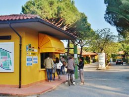 Camping Pas Cher vous présente avec son site Officiel campingpascher.fr, le Camping Free Beach classé 3 étoiles, situé sur la commune de Marina Di Bibbona dans le département Livourne (Toscane) en Italie. Le camping Free Beach, vous présente un hébergement de type mobil-home. Le camping Free Beach vous proposeun séjour PAS CHER avec une REMISEdu sam. 12 septembre au sam. 19 septembre 2026, en promotion à -42% pour 7 nuits à 316 € au lieu de 553,0 € soit une Économie de 237 €. Cette location propose 21 dates différentes pour réserver votre séjour. Découvrez également les 1 autres gammes d'hébergements du camping. Les Avis clients pour le Camping Free Beach sont de 6 sur 10. LacMer, Piscine extérieure, Animations familiales, Club enfants, Aire de jeux enfants, Cyclisme, Ping-pong, Pétanque, Randonnée, Surf, Terrain de football, Terrain de volley-ball, kiteSurf, Bar, Bureau de tabac, Dépôt de pain, Pizzeria, Plats à emporter, Restaurant, Supermarché, Épicerie,... En savoir plus : cliquez-ICI.