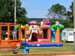 Camping Pas Cher vous présente avec son site Officiel campingpascher.fr, le Camping Sous Doriat classé 3 étoiles, situé sur la commune de Monnet La Ville dans le département Jura (Franche Comté) en France. Le camping Sous Doriat, vous présente un hébergement de type chalet pour 1 personne. Le camping Sous Doriat vous propose du mardi 26 mai au mardi 02 juin 2026 pour 7 nuits à 280€. Cette location propose 60 dates différentes pour réserver votre séjour. Découvrez également les 13 autres gammes d'hébergements du camping. Les Avis clients pour le Camping Sous Doriat sont excellents avec une note moyenne de 8 sur 10. Piscine chauffée, Piscine extérieure, Animations familiales, Aire de jeux enfants, Baby-foot, Canoë-kayak, Centre équestre, Cyclisme, Ping-pong, Pétanque, Randonnée, Terrain de football, Terrain multisports, Bar, Dépôt de pain, Snack/Bar, Épicerie,... En savoir plus : cliquez-ICI.