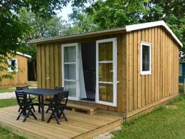 Camping Pas Cher vous présente avec son site Officiel campingpascher.fr, le Camping Sous Doriat classé 3 étoiles, situé sur la commune de Monnet La Ville dans le département Jura (Franche Comté) en France. Le camping Sous Doriat, vous présente un hébergement de type chalet pour 1 personne. Le camping Sous Doriat vous propose du mardi 26 mai au mardi 02 juin 2026 pour 7 nuits à 280€. Cette location propose 60 dates différentes pour réserver votre séjour. Découvrez également les 13 autres gammes d'hébergements du camping. Les Avis clients pour le Camping Sous Doriat sont excellents avec une note moyenne de 8 sur 10. Piscine chauffée, Piscine extérieure, Animations familiales, Aire de jeux enfants, Baby-foot, Canoë-kayak, Centre équestre, Cyclisme, Ping-pong, Pétanque, Randonnée, Terrain de football, Terrain multisports, Bar, Dépôt de pain, Snack/Bar, Épicerie,... En savoir plus : cliquez-ICI.