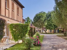 Camping Pas Cher vous présente avec son site Officiel campingpascher.fr, la Résidence Odalys Référence Le Hameau Du Moulin classé 3 étoiles, située sur la commune de Montignac dans le département Dordogne (Aquitaine) en France. La résidence Odalys Référence Le Hameau Du Moulin, vous présente un hébergement de type appartement de 44 m² pour 2 personnes et télévision. La résidence Odalys Référence Le Hameau Du Moulin vous propose du sam. 02 mai au sam. 09 mai 2026 pour 7 nuits à 459€. Cette location propose 19 dates différentes pour réserver votre séjour. Découvrez également les 5 autres gammes d'hébergements de la résidence. Les Avis clients pour la Résidence Odalys Référence Le Hameau Du Moulin sont excellents avec une note moyenne de 8 sur 10. Piscine chauffée, Piscine extérieure, Club ados, Club enfants, Aire de jeux enfants, Centre équestre, Ping-pong, Boulangerie, Station-service, Supermarché,... En savoir plus : cliquez-ICI.