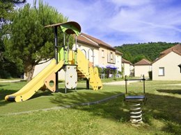 Camping Pas Cher vous présente avec son site Officiel campingpascher.fr, la Résidence Odalys Référence Le Hameau Du Moulin classé 3 étoiles, située sur la commune de Montignac dans le département Dordogne (Aquitaine) en France. La résidence Odalys Référence Le Hameau Du Moulin, vous présente un hébergement de type appartement de 30 m² et télévision. La résidence Odalys Référence Le Hameau Du Moulin vous propose du sam. 16 mai au sam. 23 mai 2026 pour 7 nuits à 339€. Cette location propose 25 dates différentes pour réserver votre séjour. Découvrez également les 5 autres gammes d'hébergements de la résidence. Les Avis clients pour la Résidence Odalys Référence Le Hameau Du Moulin sont excellents avec une note moyenne de 8 sur 10. Piscine chauffée, Piscine extérieure, Club ados, Club enfants, Aire de jeux enfants, Centre équestre, Ping-pong, Boulangerie, Station-service, Supermarché,... En savoir plus : cliquez-ICI.