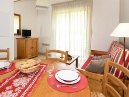 Camping Pas Cher vous présente avec son site Officiel campingpascher.fr, la Résidence Odalys Référence Le Hameau Du Moulin classé 3 étoiles, située sur la commune de Montignac dans le département Dordogne (Aquitaine) en France. La résidence Odalys Référence Le Hameau Du Moulin, vous présente un hébergement de type appartement de 35 m² pour 2 personnes et télévision. La résidence Odalys Référence Le Hameau Du Moulin vous propose du sam. 02 mai au sam. 09 mai 2026 pour 7 nuits à 359€. Cette location propose 24 dates différentes pour réserver votre séjour. Découvrez également les 5 autres gammes d'hébergements de la résidence. Les Avis clients pour la Résidence Odalys Référence Le Hameau Du Moulin sont excellents avec une note moyenne de 8 sur 10. Piscine chauffée, Piscine extérieure, Club ados, Club enfants, Aire de jeux enfants, Centre équestre, Ping-pong, Boulangerie, Station-service, Supermarché,... En savoir plus : cliquez-ICI.