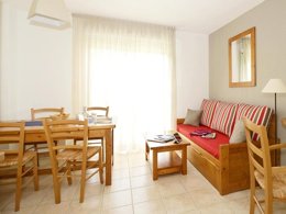 Camping Pas Cher vous présente avec son site Officiel campingpascher.fr, la Résidence Odalys Référence Le Hameau Du Moulin classé 3 étoiles, située sur la commune de Montignac dans le département Dordogne (Aquitaine) en France. La résidence Odalys Référence Le Hameau Du Moulin, vous présente un hébergement de type appartement de 44 m² et télévision. La résidence Odalys Référence Le Hameau Du Moulin vous propose du sam. 19 septembre au sam. 26 septembre 2026 pour 7 nuits à 419€. Cette location propose 20 dates différentes pour réserver votre séjour. Découvrez également les 5 autres gammes d'hébergements de la résidence. Les Avis clients pour la Résidence Odalys Référence Le Hameau Du Moulin sont excellents avec une note moyenne de 8 sur 10. Piscine chauffée, Piscine extérieure, Club ados, Club enfants, Aire de jeux enfants, Centre équestre, Ping-pong, Boulangerie, Station-service, Supermarché,... En savoir plus : cliquez-ICI.