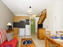 Camping Pas Cher vous présente avec son site Officiel campingpascher.fr, la Résidence Odalys Référence Le Hameau Du Moulin classé 3 étoiles, située sur la commune de Montignac dans le département Dordogne (Aquitaine) en France. La résidence Odalys Référence Le Hameau Du Moulin, vous présente un hébergement de type appartement de 44 m² pour 2 personnes et télévision. La résidence Odalys Référence Le Hameau Du Moulin vous propose du sam. 02 mai au sam. 09 mai 2026 pour 7 nuits à 459€. Cette location propose 19 dates différentes pour réserver votre séjour. Découvrez également les 5 autres gammes d'hébergements de la résidence. Les Avis clients pour la Résidence Odalys Référence Le Hameau Du Moulin sont excellents avec une note moyenne de 8 sur 10. Piscine chauffée, Piscine extérieure, Club ados, Club enfants, Aire de jeux enfants, Centre équestre, Ping-pong, Boulangerie, Station-service, Supermarché,... En savoir plus : cliquez-ICI.