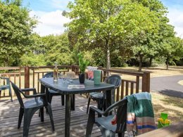 Camping Pas Cher vous présente avec son site Officiel campingpascher.fr, le Camping De Montlouis-sur-Loire classé 3 étoiles, situé sur la commune de Montlouis Sur Loire dans le département Indre-et-loire (Centre Val De Loire) en France. Le camping De Montlouis-sur-Loire vous propose un hébergement de type mobil-home de 29 m² avec climatisation (télévision). L'établissement vous propose 2 autres types d'hébergements. Découvrez tous nos séjours à petits prix dans la commune et aux alentours de Montlouis Sur Loire du département : Indre-et-loire (Centre Val De Loire). Les Avis clients pour le Camping De Montlouis-sur-Loire sont excellents avec une note moyenne de 8 sur 10. Aire de jeux enfants, Baby-foot, Canoë-kayak, Golf, Ping-pong, Piscine, Pétanque, Salle de jeux vidéo, Terrain de badminton, Terrain de volley-ball, Dépôt de pain, Épicerie,... En savoir plus : cliquez-ICI.