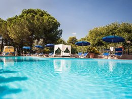 Camping Pas Cher vous présente avec son site Officiel campingpascher.fr, le Camping Toscana Holiday Village classé 3 étoiles, situé sur la commune de Montopoli Valdarno dans le département Pise (Toscane) en Italie. Le camping Toscana Holiday Village, vous présente un hébergement de type mobil-home de 30 m² avec climatisation. Le camping Toscana Holiday Village vous propose du vendredi 05 juin au vendredi 12 juin 2026 avec un DÉPART DEMAIN pour 7 nuits à 945€. Cette location propose 146 dates différentes pour réserver votre séjour. Découvrez également les 4 autres gammes d'hébergements du camping. Les Avis clients pour le Camping Toscana Holiday Village sont excellents avec une note moyenne de 9 sur 10. Piscine extérieure, Restaurant, Snack/Bar,... En savoir plus : cliquez-ICI.