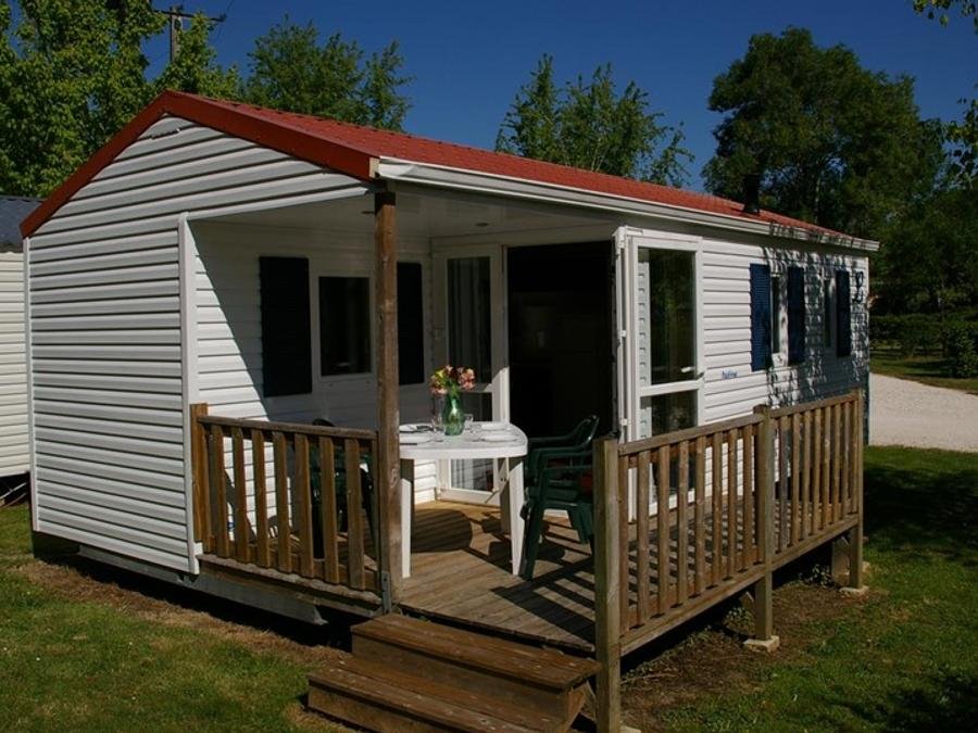 Camping Pas Cher vous présente avec son site Officiel campingpascher.fr, le Camping La Cigaline classé 3 étoiles, situé sur la commune de Montpon Menesterol dans le département Dordogne (Aquitaine) en France. Le camping La Cigaline, vous présente un hébergement de type mobil-home de 25 m² et télévision. Le camping La Cigaline vous propose du sam. 22 août au sam. 29 août 2026, en promotion à -19% pour 7 nuits à 362,88 € au lieu de 448,0 € soit une Économie de 85,12 €. Cette location propose 54 dates différentes pour réserver votre séjour. Découvrez également les 15 autres gammes d'hébergements du camping. Les Avis clients pour le Camping La Cigaline sont excellents avec une note moyenne de 9 sur 10. Piscine chauffée, Piscine extérieure, Animations familiales, Club enfants, Aire de jeux enfants, Baby-foot, Pétanque, Randonnée, Trampoline, Bar, Dépôt de pain, Snack/Bar,... En savoir plus : cliquez-ICI.