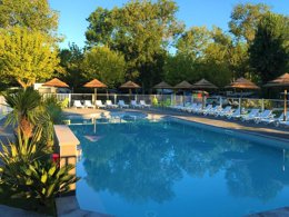 Camping Pas Cher vous présente avec son site Officiel campingpascher.fr, le Camping La Cigaline classé 3 étoiles, situé sur la commune de Montpon Menesterol dans le département Dordogne (Aquitaine) en France. Le camping La Cigaline, vous présente un hébergement de type mobil-home de 27 m² et télévision. Le camping La Cigaline vous propose du vendredi 18 septembre au vendredi 25 septembre 2026 pour 7 nuits à 330€. Cette location propose 68 dates différentes pour réserver votre séjour. Découvrez également les 15 autres gammes d'hébergements du camping. Les Avis clients pour le Camping La Cigaline sont excellents avec une note moyenne de 9 sur 10. Piscine chauffée, Piscine extérieure, Animations familiales, Club enfants, Aire de jeux enfants, Baby-foot, Pétanque, Randonnée, Trampoline, Bar, Dépôt de pain, Snack/Bar,... En savoir plus : cliquez-ICI.
