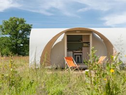 Camping Pas Cher vous présente avec son site Officiel campingpascher.fr, le Camping La Cigaline classé 3 étoiles, situé sur la commune de Montpon Menesterol dans le département Dordogne (Aquitaine) en France. Le camping La Cigaline, vous présente un hébergement de type bungalow toilé de 16 m². Le camping La Cigaline vous propose du dimanche 17 mai au dimanche 24 mai 2026 pour 7 nuits à 232€. Cette location propose 185 dates différentes pour réserver votre séjour. Découvrez également les 15 autres gammes d'hébergements du camping. Les Avis clients pour le Camping La Cigaline sont excellents avec une note moyenne de 9 sur 10. Piscine chauffée, Piscine extérieure, Animations familiales, Club enfants, Aire de jeux enfants, Baby-foot, Pétanque, Randonnée, Trampoline, Bar, Dépôt de pain, Snack/Bar,... En savoir plus : cliquez-ICI.