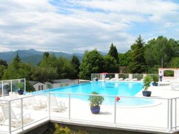 Camping Pas Cher vous présente avec son site Officiel campingpascher.fr, le Camping Midi Pyrénées classé 4 étoiles, situé sur la commune de Montrejeau dans le département Haute-garonne (Midi Pyrénées) en France. Le camping Midi Pyrénées, vous présente un hébergement de type mobil-home de 27 m². Le camping Midi Pyrénées vous propose du sam. 06 juin au sam. 13 juin 2026 pour 7 nuits à 238€. Cette location propose 9 dates différentes pour réserver votre séjour. Découvrez également les 8 autres gammes d'hébergements du camping. Les Avis clients pour le Camping Midi Pyrénées sont excellents avec une note moyenne de 9 sur 10. Piscine extérieure, Animations familiales, Club ados, Club enfants, Aire de jeux enfants, Baby-foot, Canoë-kayak, Centre équestre, Court de tennis, Cyclisme, Golf, Ping-pong, Piscine, Plongée, Pétanque, Randonnée, Salle de jeux vidéo, Terrain de football, Terrain multisports, Bar, Boulangerie, Dépôt de pain, Pizzeria, Plats à emporter, Snack/Bar, Station-service, Supermarché, Épicerie,... En savoir plus : cliquez-ICI.