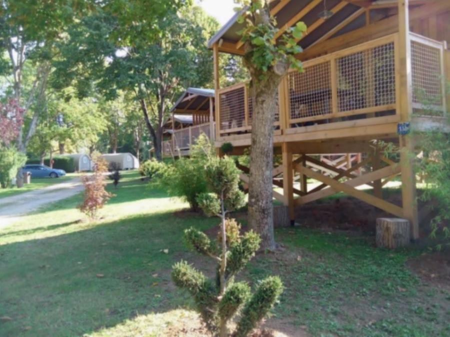Camping Pas Cher vous présente avec son site Officiel campingpascher.fr, le Camping Paradis - Les Nobis D'Anjou classé 4 étoiles, situé sur la commune de Montreuil Bellay dans le département Maine-et-loire (Pays De La Loire) en France. Le camping Paradis - Les Nobis D'Anjou vous propose un hébergement de type chalet de 38 m² pour 2 personnes. L'établissement vous propose 16 autres types d'hébergements. Découvrez tous nos séjours à petits prix dans la commune et aux alentours de Montreuil Bellay du département : Maine-et-loire (Pays De La Loire). Les Avis clients pour le Camping Paradis - Les Nobis D'Anjou sont excellents avec une note moyenne de 8 sur 10. Piscine chauffée, Piscine couverte, Animations familiales, Club enfants, Aire de jeux enfants, Baby-foot, Canoë-kayak, Cyclisme, Flipper, Ping-pong, Piscine, Pétanque, Randonnée, Trampoline, Dépôt de pain, Plats à emporter, Snack/Bar, Épicerie,... En savoir plus : cliquez-ICI.