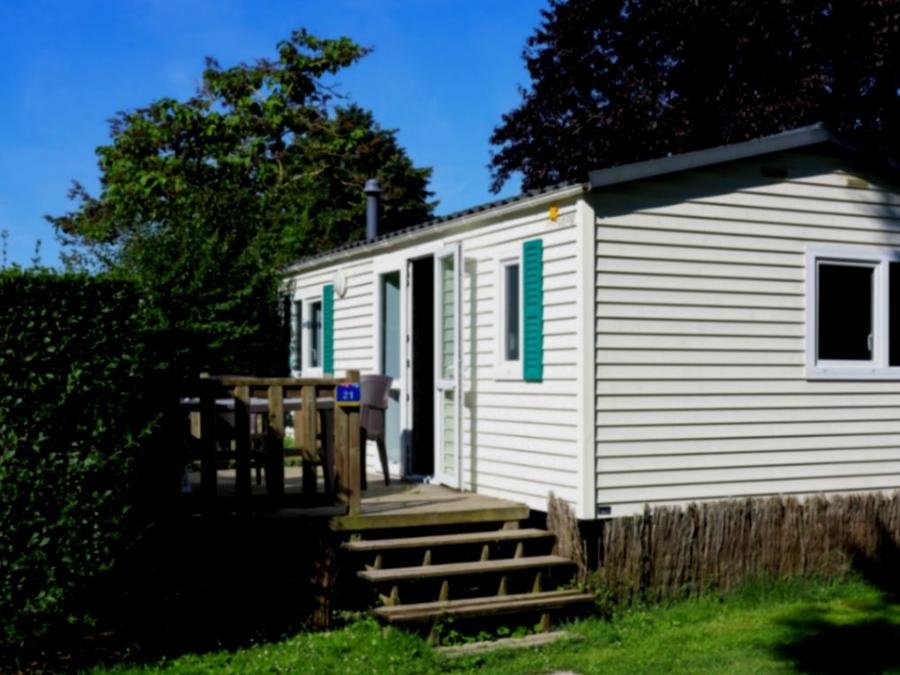 Camping Pas Cher vous présente avec son site Officiel campingpascher.fr, le Camping Paradis - Les Nobis D'Anjou classé 4 étoiles, situé sur la commune de Montreuil Bellay dans le département Maine-et-loire (Pays De La Loire) en France. Le camping Paradis - Les Nobis D'Anjou vous propose un hébergement de type mobil-home de 30 m². L'établissement vous propose 16 autres types d'hébergements. Découvrez tous nos séjours à petits prix dans la commune et aux alentours de Montreuil Bellay du département : Maine-et-loire (Pays De La Loire). Les Avis clients pour le Camping Paradis - Les Nobis D'Anjou sont excellents avec une note moyenne de 8 sur 10. Piscine chauffée, Piscine couverte, Animations familiales, Club enfants, Aire de jeux enfants, Baby-foot, Canoë-kayak, Cyclisme, Flipper, Ping-pong, Piscine, Pétanque, Randonnée, Trampoline, Dépôt de pain, Plats à emporter, Snack/Bar, Épicerie,... En savoir plus : cliquez-ICI.