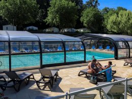 Camping Pas Cher vous présente avec son site Officiel campingpascher.fr, le Camping Paradis - Les Nobis D'Anjou classé 4 étoiles, situé sur la commune de Montreuil Bellay dans le département Maine-et-loire (Pays De La Loire) en France. Le camping Paradis - Les Nobis D'Anjou vous propose un hébergement de type chalet de 38 m² pour 2 personnes. L'établissement vous propose 16 autres types d'hébergements. Découvrez tous nos séjours à petits prix dans la commune et aux alentours de Montreuil Bellay du département : Maine-et-loire (Pays De La Loire). Les Avis clients pour le Camping Paradis - Les Nobis D'Anjou sont excellents avec une note moyenne de 8 sur 10. Piscine chauffée, Piscine couverte, Animations familiales, Club enfants, Aire de jeux enfants, Baby-foot, Canoë-kayak, Cyclisme, Flipper, Ping-pong, Piscine, Pétanque, Randonnée, Trampoline, Dépôt de pain, Plats à emporter, Snack/Bar, Épicerie,... En savoir plus : cliquez-ICI.