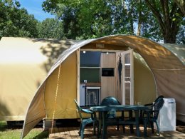 Camping Pas Cher vous présente avec son site Officiel campingpascher.fr, le Camping Paradis - Les Nobis D'Anjou classé 4 étoiles, situé sur la commune de Montreuil Bellay dans le département Maine-et-loire (Pays De La Loire) en France. Le camping Paradis - Les Nobis D'Anjou, vous présente un hébergement de type hébergement insolite de 16 m². Le camping Paradis - Les Nobis D'Anjou vous propose du sam. 04 avril au sam. 11 avril 2026, en promotion à -11% pour 7 nuits à 169 € au lieu de 190,0 € soit une Économie de 21 €. Cette location propose 24 dates différentes pour réserver votre séjour. Découvrez également les 16 autres gammes d'hébergements du camping. Les Avis clients pour le Camping Paradis - Les Nobis D'Anjou sont excellents avec une note moyenne de 8 sur 10. Piscine chauffée, Piscine couverte, Animations familiales, Club enfants, Aire de jeux enfants, Baby-foot, Canoë-kayak, Cyclisme, Flipper, Ping-pong, Piscine, Pétanque, Randonnée, Trampoline, Dépôt de pain, Plats à emporter, Snack/Bar, Épicerie,... En savoir plus : cliquez-ICI.