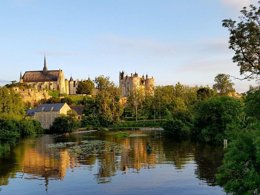 Camping Pas Cher vous présente avec son site Officiel campingpascher.fr, le Camping Paradis - Les Nobis D'Anjou classé 4 étoiles, situé sur la commune de Montreuil Bellay dans le département Maine-et-loire (Pays De La Loire) en France. Le camping Paradis - Les Nobis D'Anjou, vous présente un hébergement de type mobil-home de 29 m² et télévision. Le camping Paradis - Les Nobis D'Anjou vous propose du sam. 30 mai au sam. 06 juin 2026, en promotion à -10% pour 7 nuits à 229 € au lieu de 257,0 € soit une Économie de 28 €. Cette location propose 24 dates différentes pour réserver votre séjour. Découvrez également les 16 autres gammes d'hébergements du camping. Les Avis clients pour le Camping Paradis - Les Nobis D'Anjou sont excellents avec une note moyenne de 8 sur 10. Piscine chauffée, Piscine couverte, Animations familiales, Club enfants, Aire de jeux enfants, Baby-foot, Canoë-kayak, Cyclisme, Flipper, Ping-pong, Piscine, Pétanque, Randonnée, Trampoline, Dépôt de pain, Plats à emporter, Snack/Bar, Épicerie,... En savoir plus : cliquez-ICI.