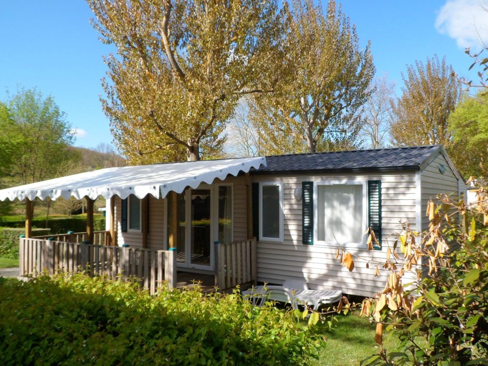 Camping Pas Cher vous présente avec son site Officiel campingpascher.fr, le Camping La Grivelière classé 4 étoiles, situé sur la commune de Montrigaud dans le département Drome (Rhône Alpes) en France. Le camping La Grivelière vous propose un hébergement de type mobil-home de 35 m². L'établissement vous propose 6 autres types d'hébergements. Découvrez tous nos séjours à petits prix dans la commune et aux alentours de Montrigaud du département : Drome (Rhône Alpes). Les Avis clients pour le Camping La Grivelière sont excellents avec une note moyenne de 8 sur 10. Parc aquatique, Piscine chauffée, Piscine extérieure, Aire de jeux enfants, Baby-foot, Centre équestre, Cyclisme, Ping-pong, Piscine, Planche à voile, Pédalo, Pétanque, Randonnée, Terrain de beach-volley, Trampoline, Bar, Boulangerie, Dépôt de pain, Pizzeria, Snack/Bar, Épicerie,... En savoir plus : cliquez-ICI.