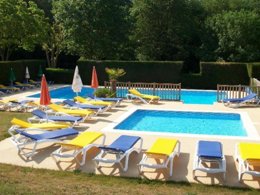 Camping Pas Cher vous présente avec son site Officiel campingpascher.fr, le Camping La Grivelière classé 4 étoiles, situé sur la commune de Montrigaud dans le département Drome (Rhône Alpes) en France. Le camping La Grivelière vous propose un hébergement de type mobil-home de 35 m². L'établissement vous propose 6 autres types d'hébergements. Découvrez tous nos séjours à petits prix dans la commune et aux alentours de Montrigaud du département : Drome (Rhône Alpes). Les Avis clients pour le Camping La Grivelière sont excellents avec une note moyenne de 8 sur 10. Parc aquatique, Piscine chauffée, Piscine extérieure, Aire de jeux enfants, Baby-foot, Centre équestre, Cyclisme, Ping-pong, Piscine, Planche à voile, Pédalo, Pétanque, Randonnée, Terrain de beach-volley, Trampoline, Bar, Boulangerie, Dépôt de pain, Pizzeria, Snack/Bar, Épicerie,... En savoir plus : cliquez-ICI.