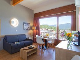 Camping Pas Cher vous présente avec son site Officiel campingpascher.fr, la Résidence Odalys Référence Le Buet classé 2 étoiles, située sur la commune de Morillon dans le département Haute-savoie (Rhône Alpes) en France. La résidence Odalys Référence Le Buet, vous présente un hébergement de type appartement de 31 m² pour 4 personnes et télévision. La résidence Odalys Référence Le Buet vous propose du sam. 28 mars au sam. 04 avril 2026 pour 7 nuits à 399€. Cette location propose 13 dates différentes pour réserver votre séjour. Découvrez également les 5 autres gammes d'hébergements de la résidence. Les Avis clients pour la Résidence Odalys Référence Le Buet sont excellents avec une note moyenne de 9 sur 10. Piscine chauffée, Piscine extérieure, Boulangerie,... En savoir plus : cliquez-ICI.