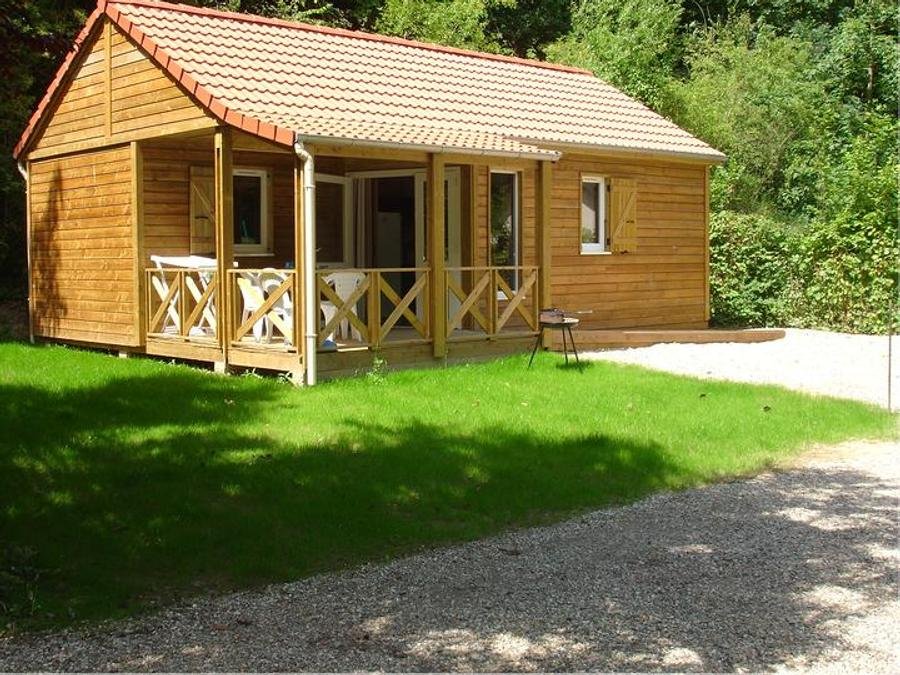 Camping Pas Cher vous présente avec son site Officiel campingpascher.fr, le Camping Paradis Val De Trie classé 4 étoiles, situé sur la commune de Moyenneville dans le département Somme (Picardie) en France. Le camping Paradis Val De Trie vous propose un hébergement de type chalet de 35 m² pour 5 personnes (télévision). L'établissement vous propose 23 autres types d'hébergements. Découvrez tous nos séjours à petits prix dans la commune et aux alentours de Moyenneville du département : Somme (Picardie). Les Avis clients pour le Camping Paradis Val De Trie sont excellents avec une note moyenne de 8 sur 10. RivièreÉtang, Piscine chauffée, Piscine couverte, Animation enfants, Animations familiales, Club enfants, Aire de jeux enfants, Canoë-kayak, Golf, Ping-pong, Plongée, Pétanque, Randonnée, Terrain multisports, Bar, Dépôt de pain, Plats à emporter, Restaurant, Snack/Bar, Supermarché, Épicerie,... En savoir plus : cliquez-ICI.