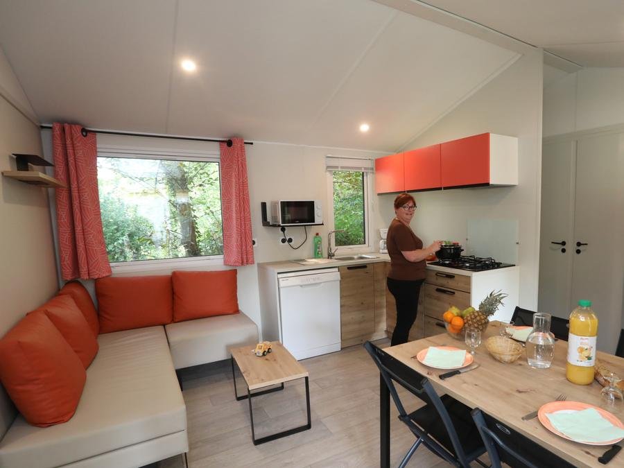 Camping Pas Cher vous présente avec son site Officiel campingpascher.fr, le Camping Paradis Val De Trie classé 4 étoiles, situé sur la commune de Moyenneville dans le département Somme (Picardie) en France. Le camping Paradis Val De Trie vous propose un hébergement de type mobil-home de 32 m² pour 6 personnes (télévision). L'établissement vous propose 23 autres types d'hébergements. Découvrez tous nos séjours à petits prix dans la commune et aux alentours de Moyenneville du département : Somme (Picardie). Les Avis clients pour le Camping Paradis Val De Trie sont excellents avec une note moyenne de 8 sur 10. RivièreÉtang, Piscine chauffée, Piscine couverte, Animation enfants, Animations familiales, Club enfants, Aire de jeux enfants, Canoë-kayak, Golf, Ping-pong, Plongée, Pétanque, Randonnée, Terrain multisports, Bar, Dépôt de pain, Plats à emporter, Restaurant, Snack/Bar, Supermarché, Épicerie,... En savoir plus : cliquez-ICI.