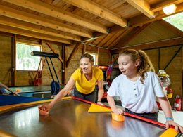 Camping Pas Cher vous présente avec son site Officiel campingpascher.fr, le Camping Sandaya Le Château Des Marais classé 5 étoiles, situé sur la commune de Muides Sur Loire dans le département Loir-et-cher (Centre Val De Loire) en France. Le camping Sandaya Le Château Des Marais, vous présente un hébergement de type chalet de 42 m² pour 6 personnes avec climatisation et télévision. Le camping Sandaya Le Château Des Marais vous propose du lundi 25 mai au lundi 01 juin 2026, en promotion à -20% pour 7 nuits à 610,40 € au lieu de 763,0 € soit une Économie de 152,60 €. Cette location propose 5 dates différentes pour réserver votre séjour. Découvrez également les 6 autres gammes d'hébergements du camping. Les Avis clients pour le Camping Sandaya Le Château Des Marais sont excellents avec une note moyenne de 9 sur 10. Parc aquatique, Piscine couverte, Piscine extérieure, Club ados, Club enfants, Aire de jeux enfants, Canoë-kayak, Court de tennis, Golf, Ping-pong, Piscine, Pétanque, Salle de jeux vidéo, Structure gonflable enfants, Terrain multisports, Bar, Dépôt de pain, Pizzeria, Plats à emporter, Restaurant, Snack/Bar, Épicerie,... En savoir plus : cliquez-ICI.